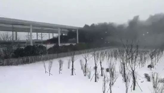 突发！青岛开往杭州G281次高铁着火 原因正在调查（有图有视频） 